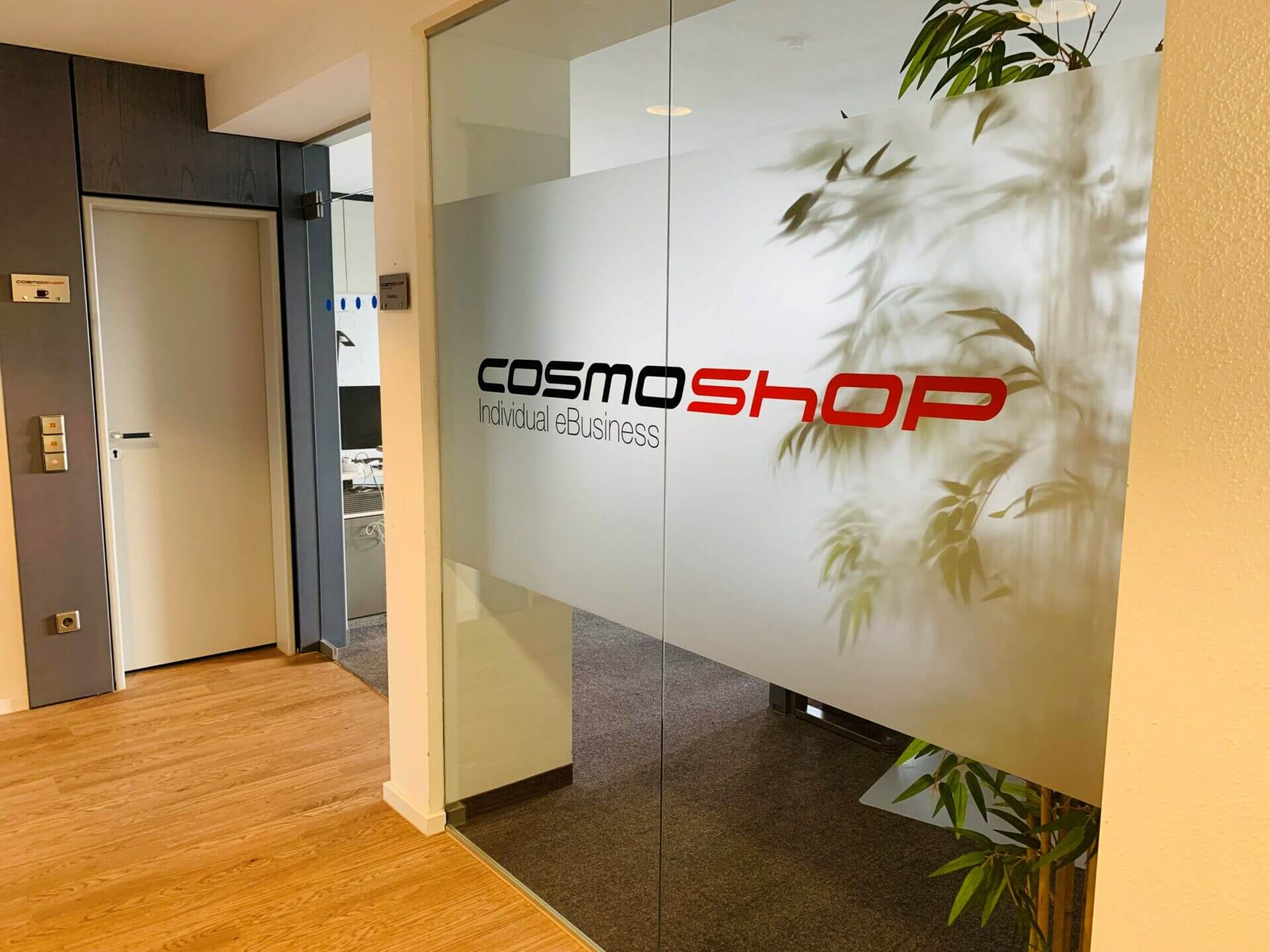 Gang im Büro von CosmoShop